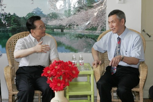 6月11日，在湖北考察工作的国务院总理温家宝专门抽出时间，登门看望积极参与艾滋病防治工作并做出优异成绩的武汉大学中南医院教授桂希恩。 新华社记者李学仁摄