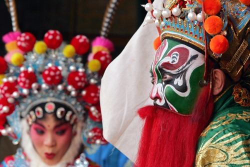 4月23日，山西省新绛县蒲剧团的演员在西古村表演蒲剧。新华社记者安希雅摄