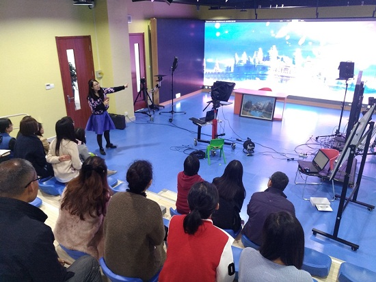 老师们在远程教育新媒体传播中心学习演练s.jpg