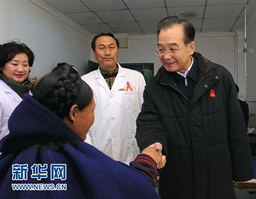 在12月1日世界艾滋病日到来之际，中共中央政治局常委、国务院总理温家宝来到四川凉山彝族自治州考察艾滋病防治工作，看望广大彝族干部群众。这是12月1日，温家宝在四川昭觉县人民医院看望感染了艾滋病的产妇。新华社记者饶爱民摄