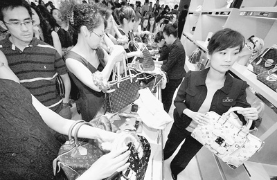 国际奢侈品牌“路易威登”（LV）在南京的首家专卖店开业仅仅5分钟，收银台前就出现排队购买的场面。宋峤摄（人民图片）