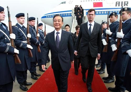 当地时间4月22日，国务院总理温家宝乘专机抵达德国汉诺威，出席汉诺威工业博览会开幕式及中国伙伴国活动。新华社记者 庞兴雷 摄